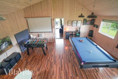 Aktivitetsrum i luksushus nr. 285 med 7 soveværelser og plads til 18 personer.