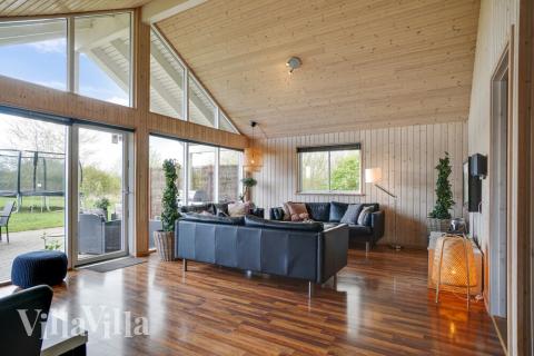 Det store lyse opholdrum i luksushus nr. 285 til 18.