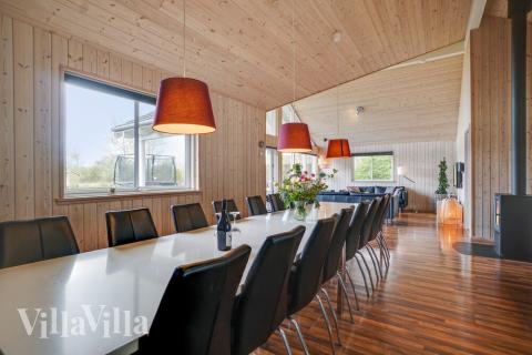 I kan sagtens side 18 personer sammen i sommerhusets opholdsrum, når I besøger luksushus 285 i Lolland/Falster/Møn.