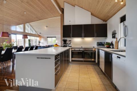 Køkkenet i luksushus nr. 285 er udstyrret, så I let kan lave mad til 18 personer.