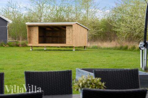 I det attraktive aktivitesrum i luksushus nr. 285 i Lolland/Falster/Møn  er der masser af udendørs aktiviteter, f.eks. legetårn og gynge