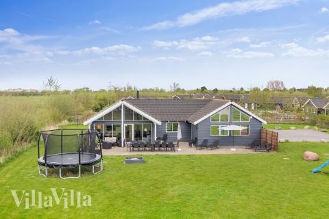 Dette skønne poolhus nr. 285 med plads til 18 personer ligger i Lolland/Falster/Møn