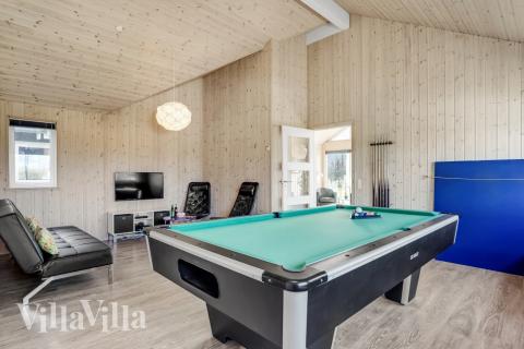 Luksushus 299 til 16 personer byder på et stort aktivitetsrum med bl.a. billard og dart