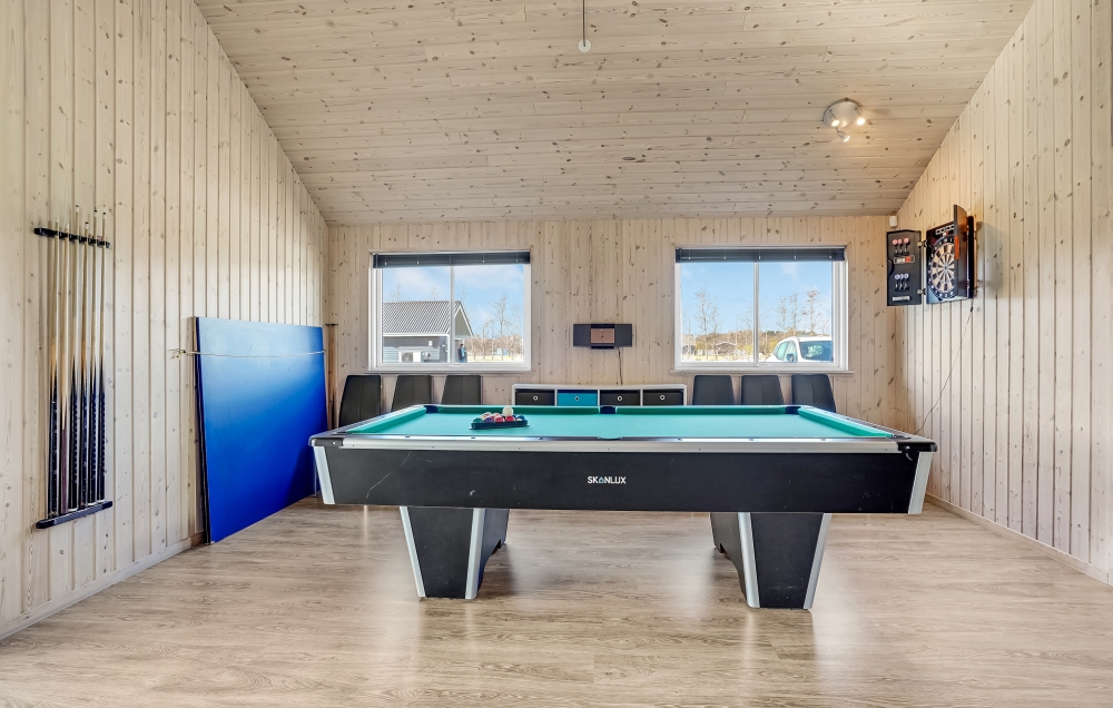 Ud over de mange timer, man kan bruge i husets pool-afdeling, så byder luksushus 299 også på billard/bordtennis og dart