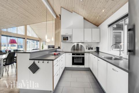 Køkkenet i luksushus nr. 299 er udstyrret, så I let kan lave mad til 16 personer.