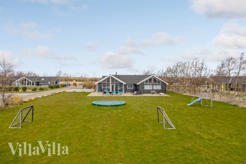 Flot sommerhus nr. 299 med god plads til op til 16 personer