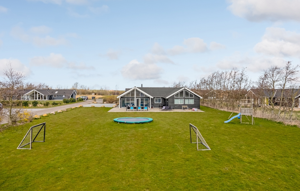 Flot sommerhus nr. 299 med god plads til op til 16 personer