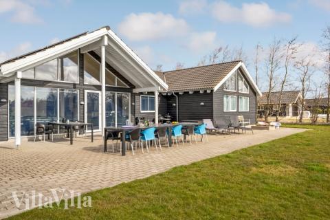 Dette skønne poolhus nr. 299 med plads til 16 personer ligger i Lolland/Falster/Møn