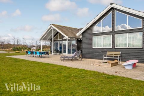 Luksushus nr. 299 har en dejlig terrasse med gode havemøbler til 16 personer.