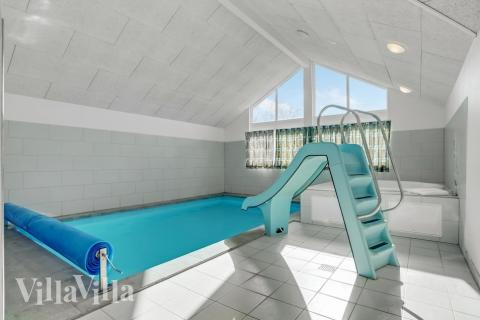 Sommerhus 299 er indrettet med en lækker poolafdeling med vandrutsjebane, dejlig stor indbygget spabad og sauna