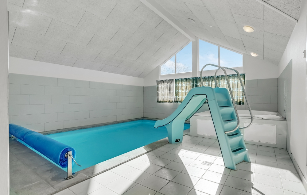 Sommerhus 299 er indrettet med en lækker poolafdeling med vandrutsjebane, dejlig stor indbygget spabad og sauna