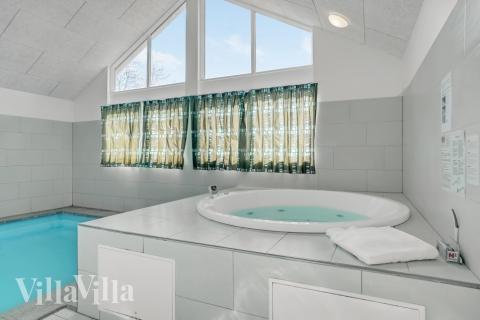 Den lækre pool i luksushuse nr. 299 til 16 personer