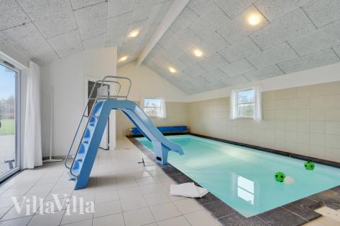 Sommerhus 206 er indrettet med en lækker poolafdeling med vandrutsjebane, dejlig stor indbygget spabad og sauna
