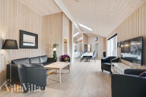 Der er mulighed for hygge i sommerhusets sofaarrangement, når I besøger luksushus nr. 206