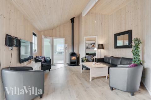 Sofaen i luksushus 206 i Lolland/Falster/Møn indbyder til brætspil eller at se en film sammen.