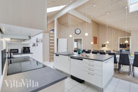 Køkkenet i luksushus nr. 206 er udstyrret, så I let kan lave mad til 24 personer.