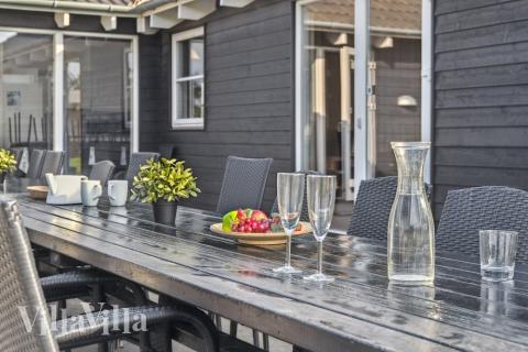 På terrassen i sommerhus nr. 206 er der plads til 24 personer.