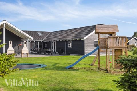 Ud over de mange timer, man kan bruge i husets pool-afdeling, så byder luksushus 206 også på mange udendørs aktiviteter