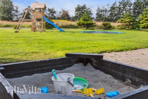 I det attraktive aktivitesrum i luksushus nr. 206 i Lolland/Falster/Møn  er der masser af udendørs aktiviteter, f.eks. legetårn og gynge