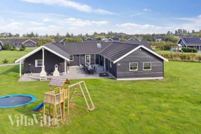 Dette skønne poolhus nr. 206 med plads til 24 personer ligger i Lolland/Falster/Møn
