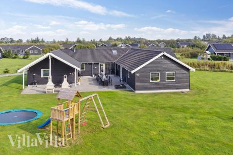 Dette skønne poolhus nr. 206 med plads til 24 personer ligger i Lolland/Falster/Møn