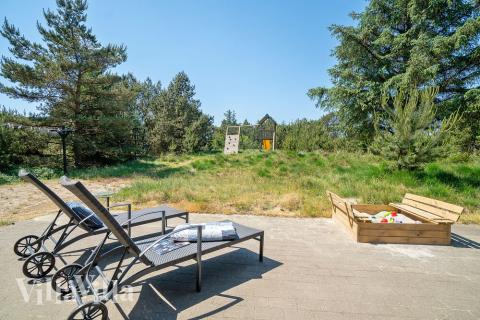 Nyd en grillaften på terrassen i luksushus nr. 273 i Vestjylland