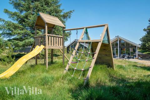 I det attraktive aktivitesrum i luksushus nr. 273 i Vestjylland  er der masser af udendørs aktiviteter, f.eks. legetårn og gynge