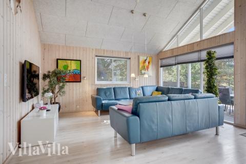 Sofaen i luksushus 273 i Vestjylland indbyder til brætspil eller at se en film sammen.