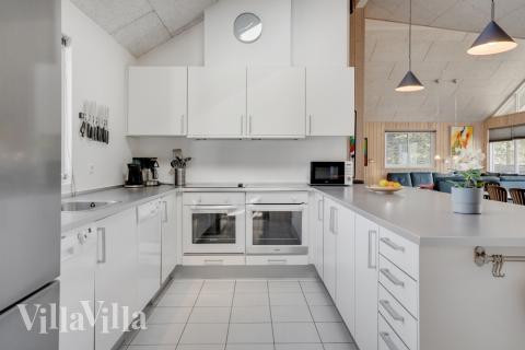 Køkkenet i luksushus nr. 273 er udstyrret, så I let kan lave mad til 18 personer.