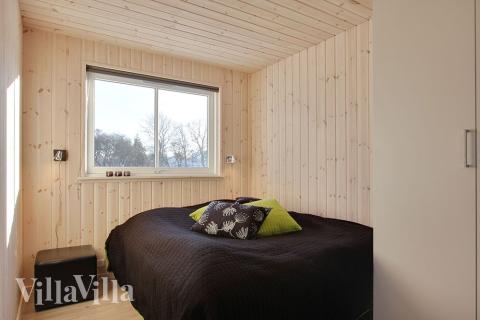 Alle soveværelser er lyse og indrettede med boxmadrasser og indbygningskabe