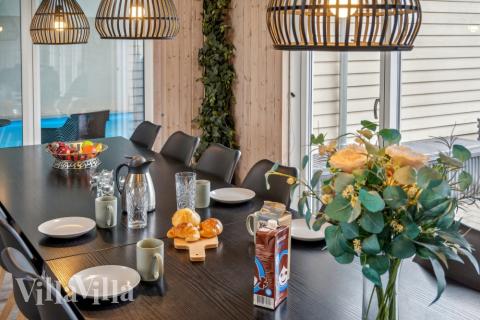 Det store lyse opholdrum i luksushus nr. 306 til 16.