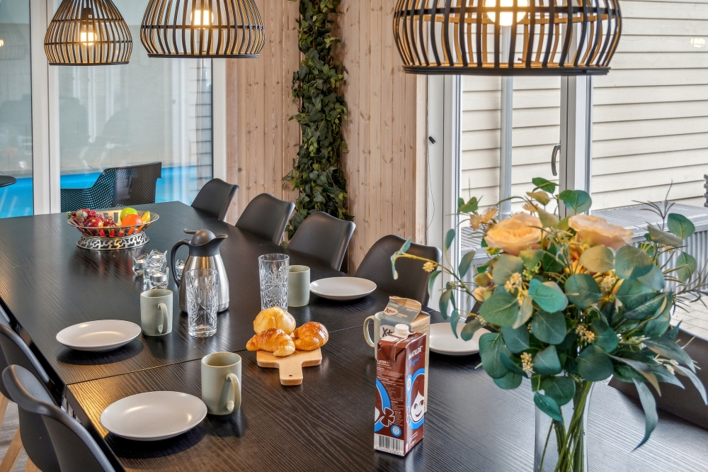 Det store lyse opholdrum i luksushus nr. 306 til 16.