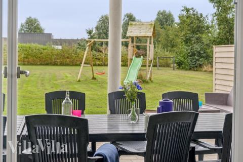 Luksushus nr. 306 har en dejlig terrasse med gode havemøbler til 16 personer.