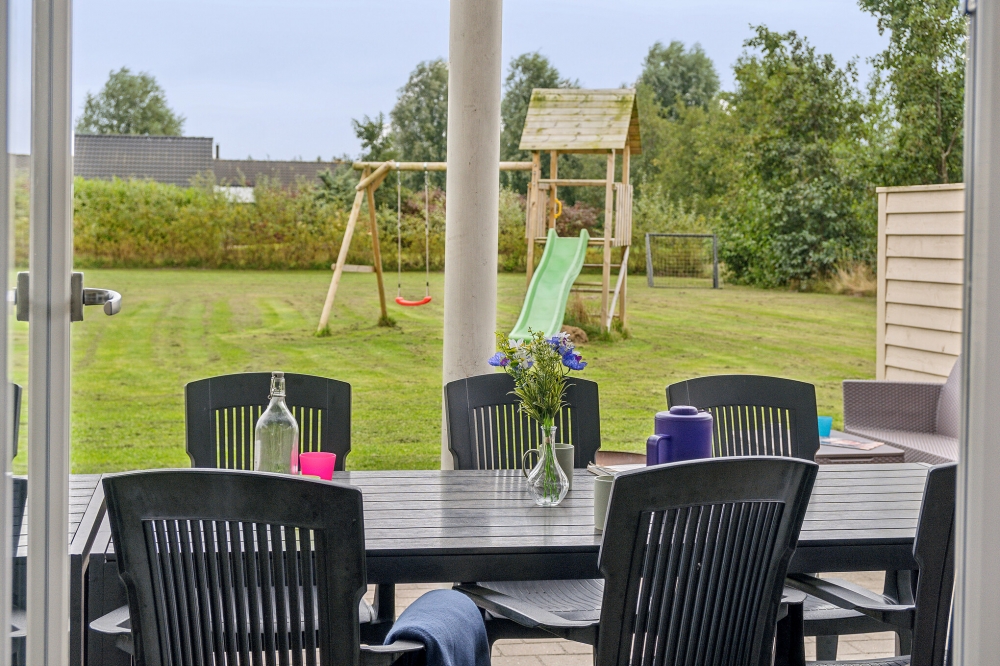 Luksushus nr. 306 har en dejlig terrasse med gode havemøbler til 16 personer.