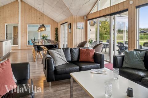 Sofaen i luksushus 306 i Lolland/Falster/Møn indbyder til brætspil eller at se en film sammen.