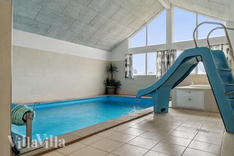 Den lækre pool i luksushuse nr. 306 til 16 personer