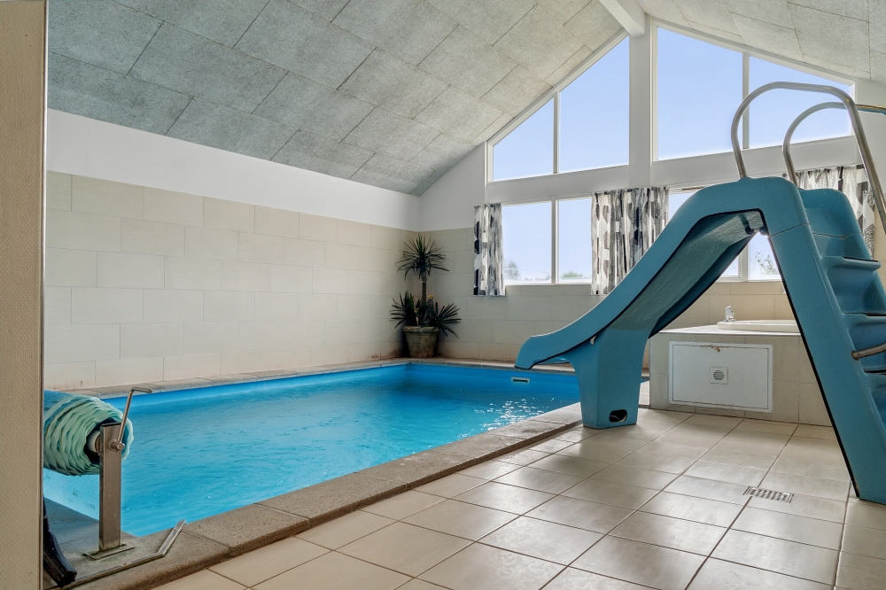 Den lækre pool i luksushuse nr. 306 til 16 personer