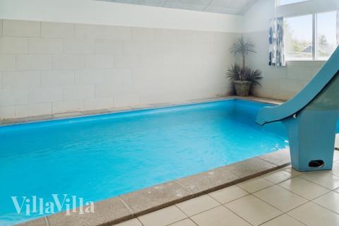 Sommerhus 306 er indrettet med en lækker poolafdeling med vandrutsjebane, dejlig stor indbygget spabad og sauna