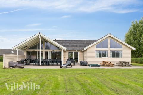 Flot sommerhus nr. 306 med god plads til op til 16 personer