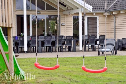 I det attraktive aktivitesrum i luksushus nr. 306 i Lolland/Falster/Møn  er der masser af udendørs aktiviteter, f.eks. legetårn og gynge