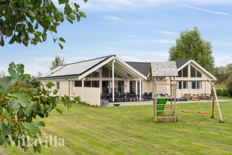 Dette skønne poolhus nr. 306 med plads til 16 personer ligger i Lolland/Falster/Møn