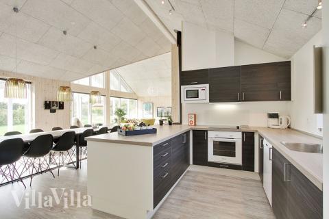 Køkkenet, som er i direkte forbindelse med stuen, er rummeligt og naturligvis udstyret med alle moderne bekvemmeligheder