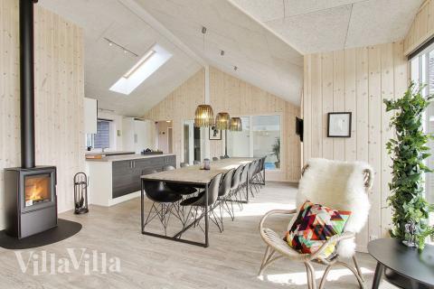 Opholdsrummet er dejligt lyst og rummeligt, og husets helt naturlige samlingspunkt. Der er kig ind til vandhundene i poolrummet.