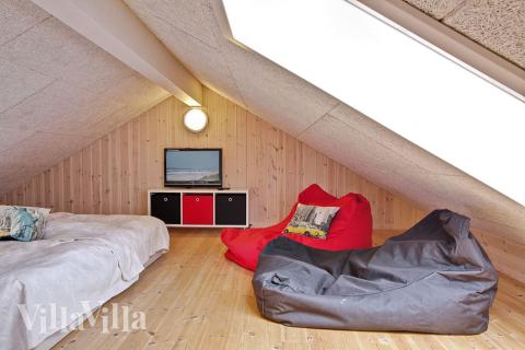 Hemsen er indrettet til børne-hjørne med madrasser og fladskærms-tv med DVD