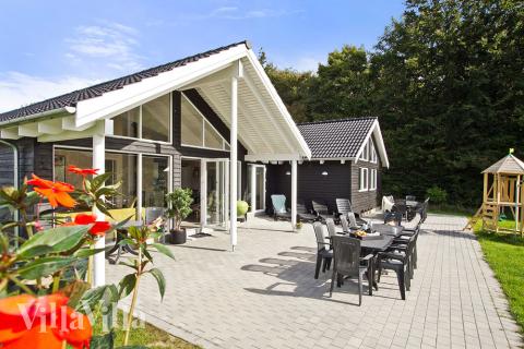 Der er en stor åben terrasse, hvor solen kan nydes i gode havemøbler