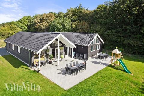 Dette dejlige poolhus på Langeland inviterer indenfor til en skøn ferieoplevelse med både afslapning og aktiviteter