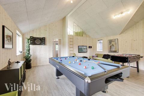 Der er sørget for underholdning til hele familien med billard/bordtennis, bordfodbold og dart i aktivitetrummet