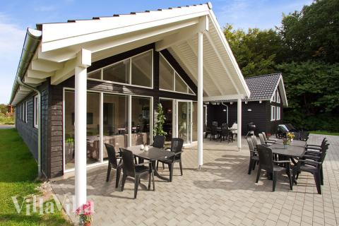 Den danske sommer kan nydes i fulde drag på den store og delvist overdækkede terrasse