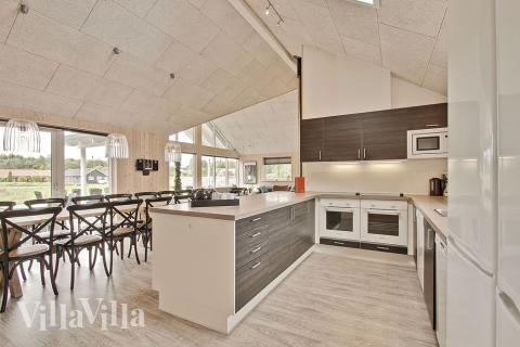 Køkkenet er velindrettet og i åben forbindelse med spisepladser og sofagruppe, så der kan hygges og snakkes over madlavningen