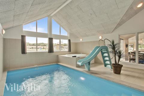 I husets pool kan der svømmes og bades i timevis og derefter slappes af i sauna eller spabad